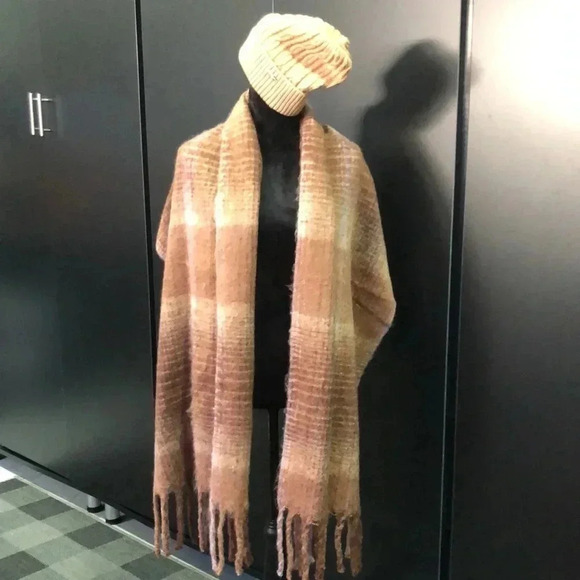 Steve Madden Oversized fringe scarf/wrap & hat set 44 inches long 22 inches wide - Picture 1 of 12